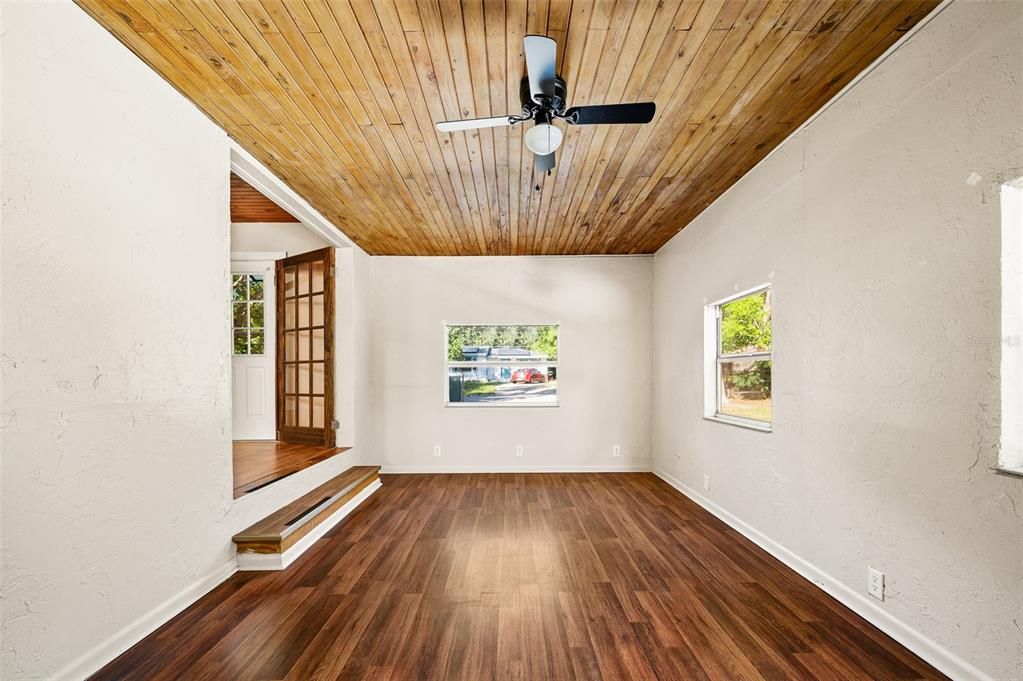 For Sale: $199,000 (2 beds, 1 baths, 1123 Square Feet)