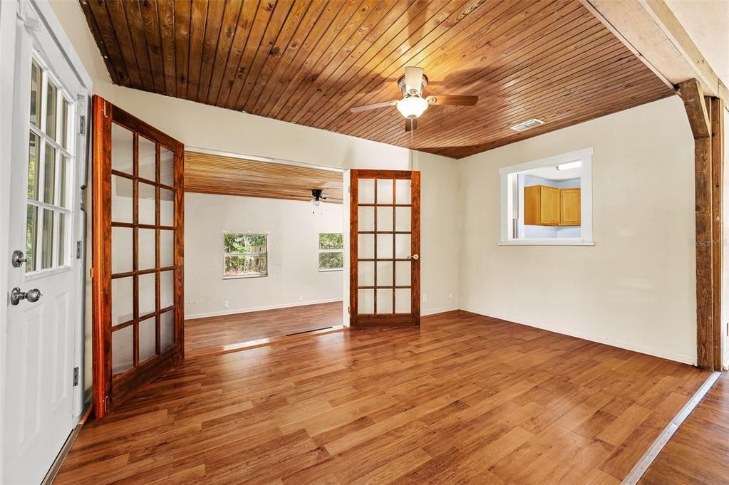 For Sale: $199,000 (2 beds, 1 baths, 1123 Square Feet)