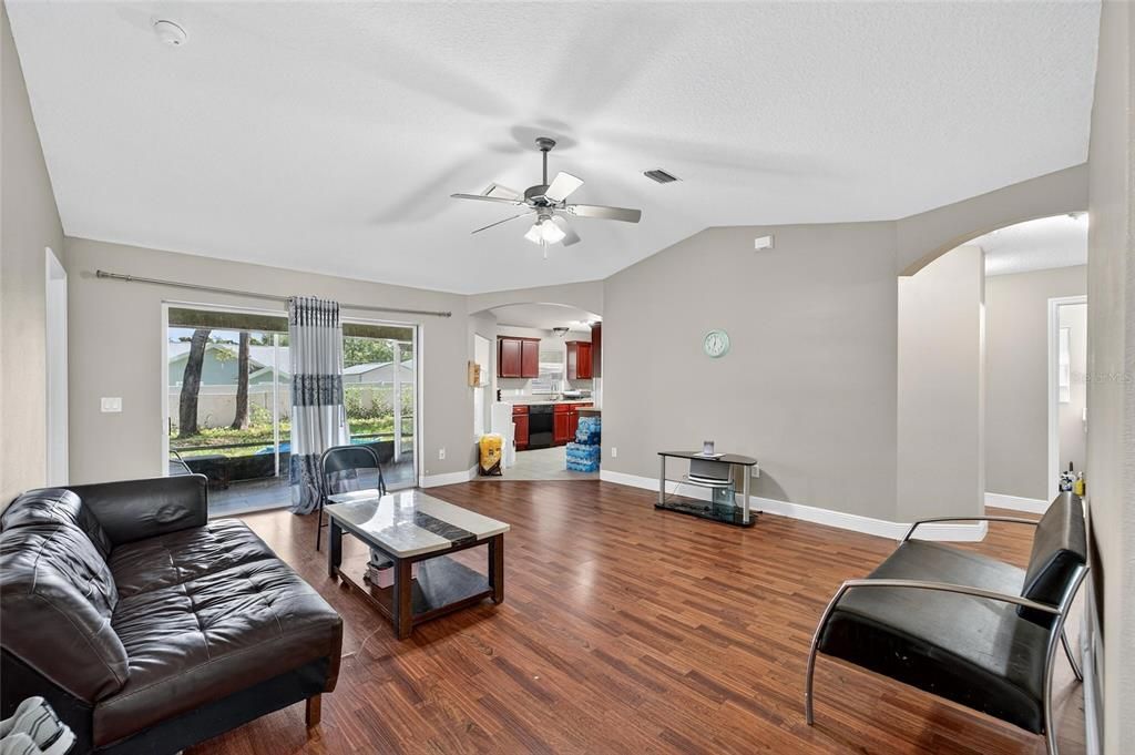 For Sale: $269,000 (3 beds, 2 baths, 1298 Square Feet)