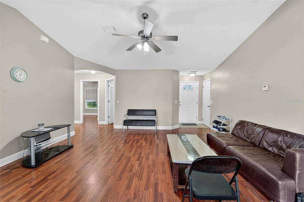 For Sale: $269,000 (3 beds, 2 baths, 1298 Square Feet)