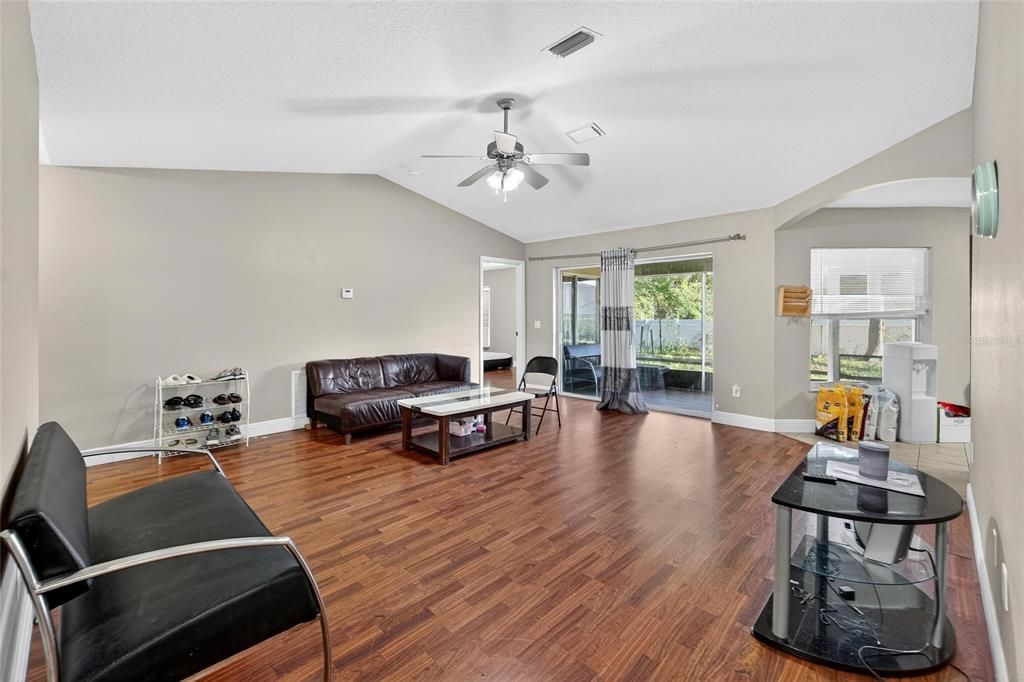 For Sale: $269,000 (3 beds, 2 baths, 1298 Square Feet)