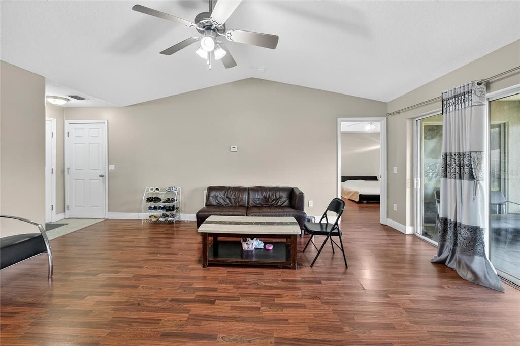 For Sale: $269,000 (3 beds, 2 baths, 1298 Square Feet)