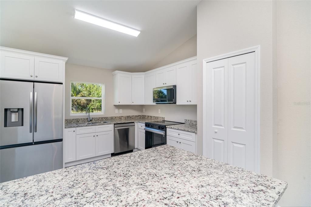 Activo con contrato: $296,990 (3 camas, 2 baños, 1453 Pies cuadrados)