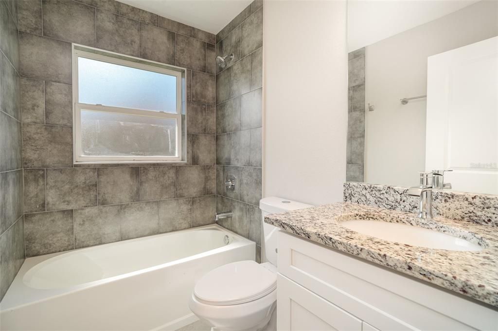 Activo con contrato: $296,990 (3 camas, 2 baños, 1453 Pies cuadrados)