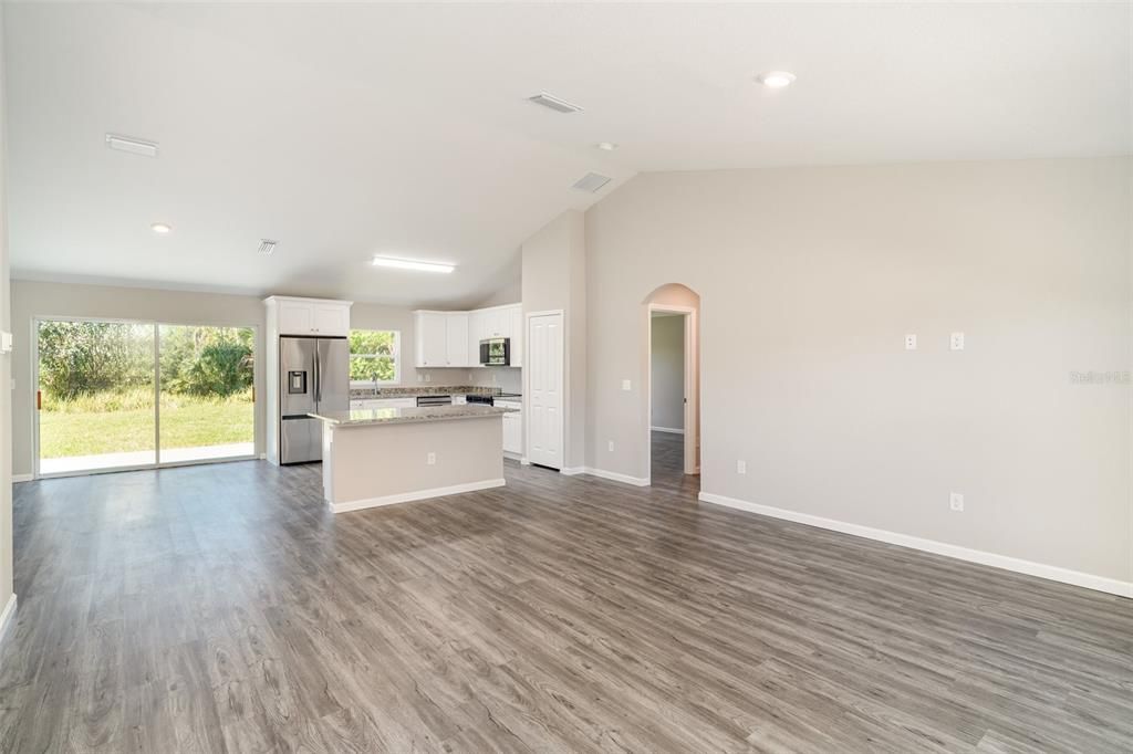 Activo con contrato: $296,990 (3 camas, 2 baños, 1453 Pies cuadrados)