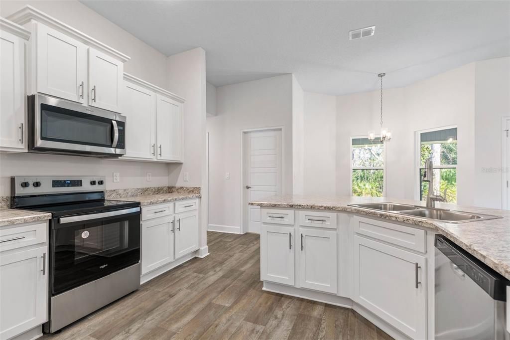 合同活跃: $392,900 (4 贝兹, 3 浴室, 2265 平方英尺)