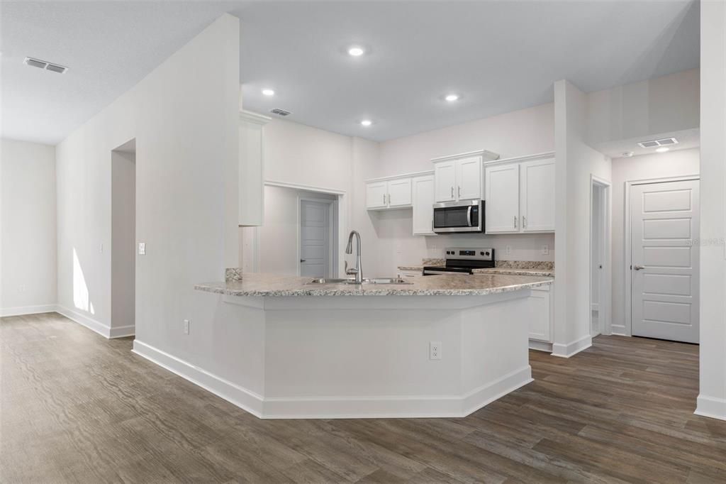 合同活跃: $392,900 (4 贝兹, 3 浴室, 2265 平方英尺)