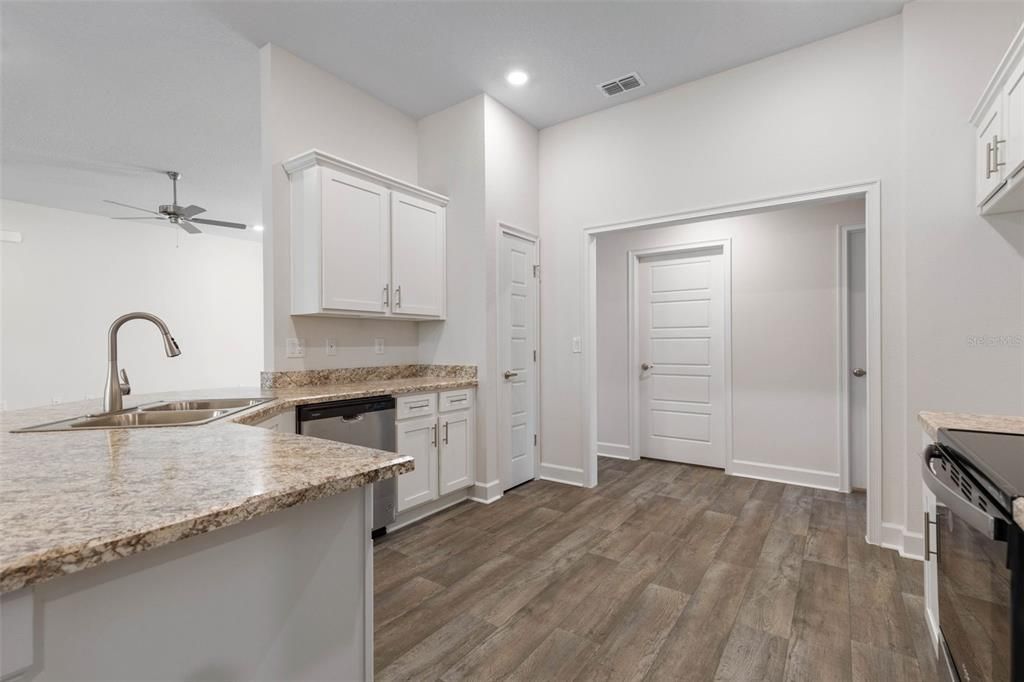 合同活跃: $392,900 (4 贝兹, 3 浴室, 2265 平方英尺)