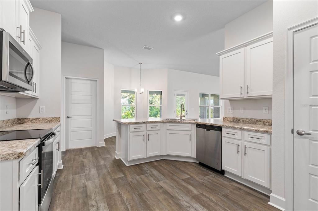 合同活跃: $392,900 (4 贝兹, 3 浴室, 2265 平方英尺)