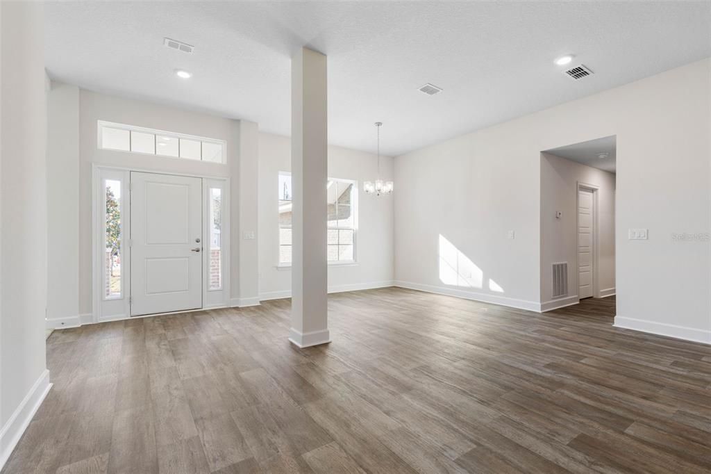 合同活跃: $392,900 (4 贝兹, 3 浴室, 2265 平方英尺)