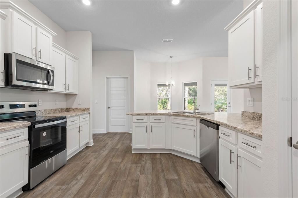 合同活跃: $392,900 (4 贝兹, 3 浴室, 2265 平方英尺)