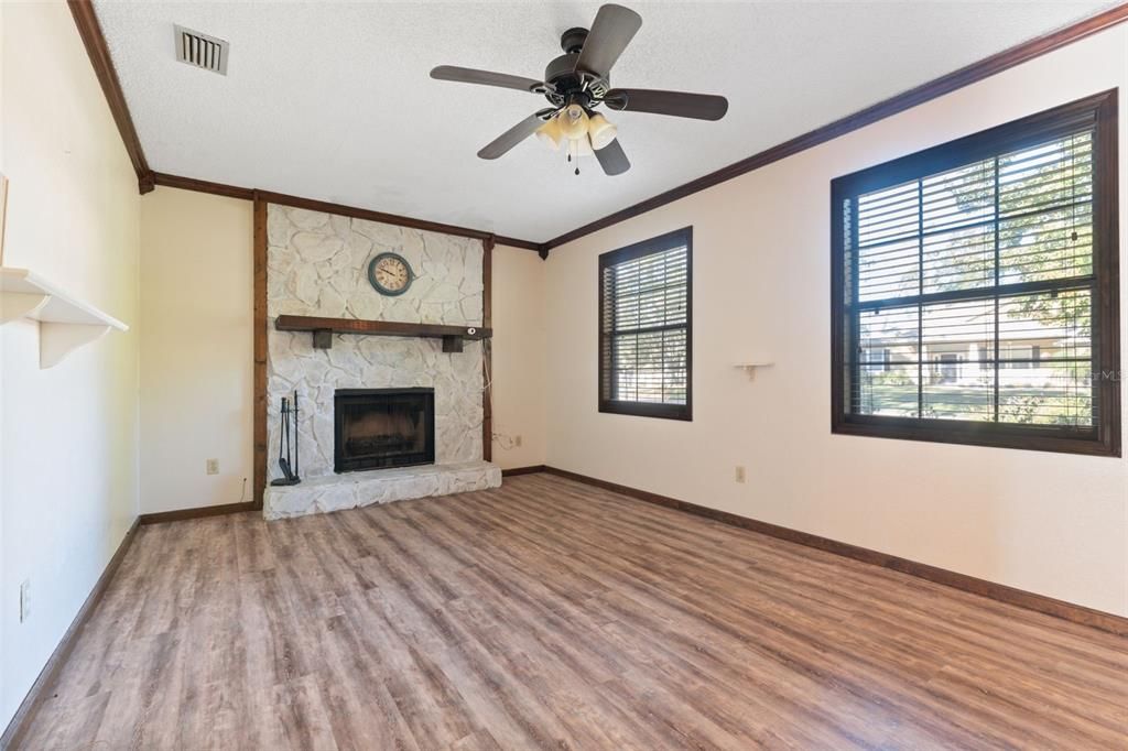 Activo con contrato: $324,900 (3 camas, 2 baños, 1600 Pies cuadrados)