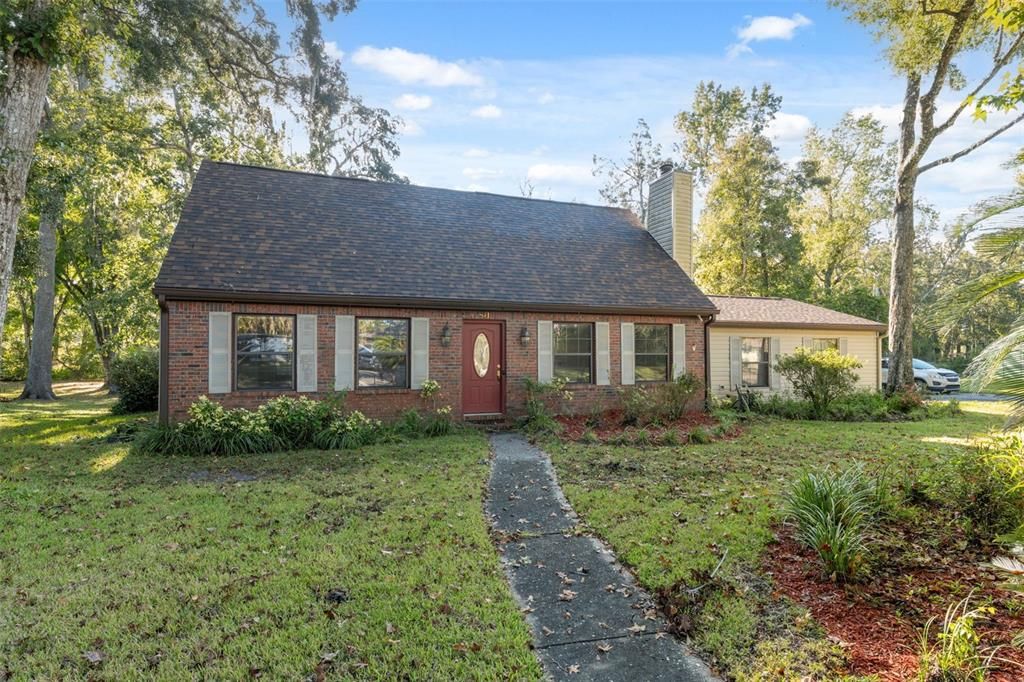 Activo con contrato: $324,900 (3 camas, 2 baños, 1600 Pies cuadrados)