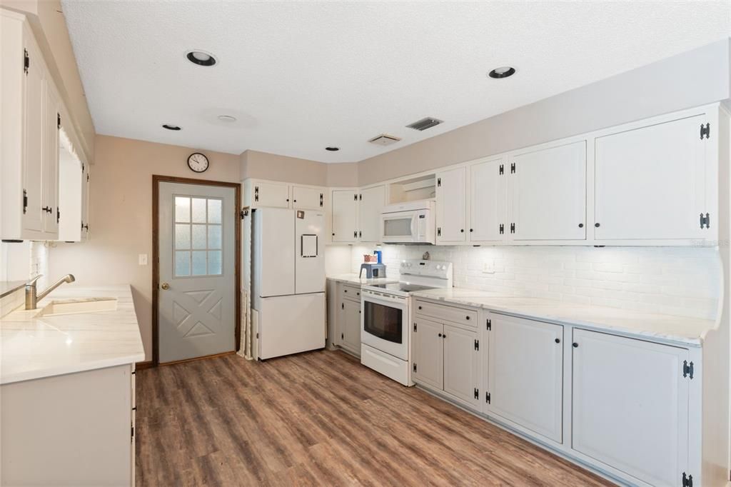 Activo con contrato: $324,900 (3 camas, 2 baños, 1600 Pies cuadrados)