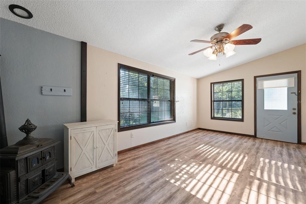 Activo con contrato: $324,900 (3 camas, 2 baños, 1600 Pies cuadrados)