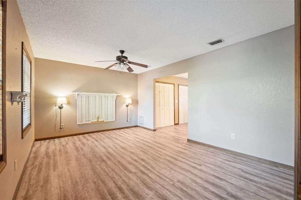 Activo con contrato: $324,900 (3 camas, 2 baños, 1600 Pies cuadrados)