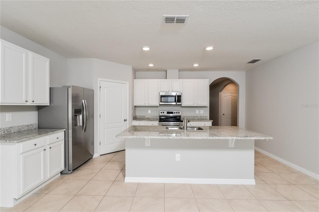 待售: $365,000 (4 贝兹, 2 浴室, 1828 平方英尺)