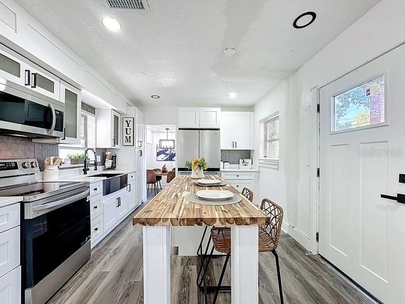 For Sale: $324,900 (3 beds, 2 baths, 1228 Square Feet)