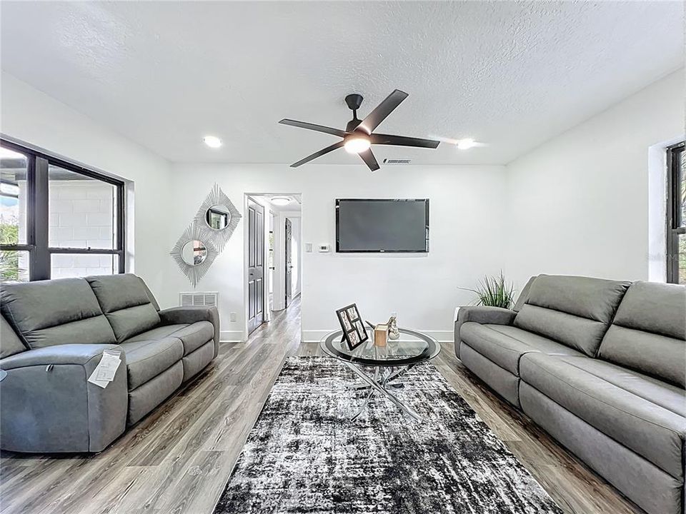 For Sale: $324,900 (3 beds, 2 baths, 1228 Square Feet)