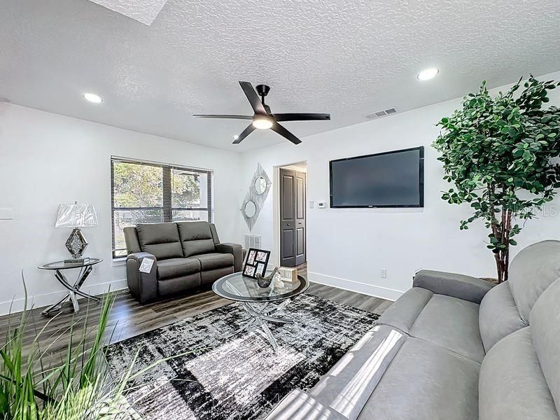 For Sale: $324,900 (3 beds, 2 baths, 1228 Square Feet)