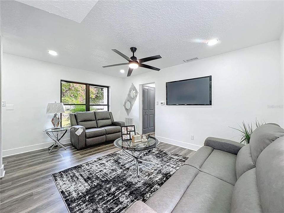 For Sale: $324,900 (3 beds, 2 baths, 1228 Square Feet)