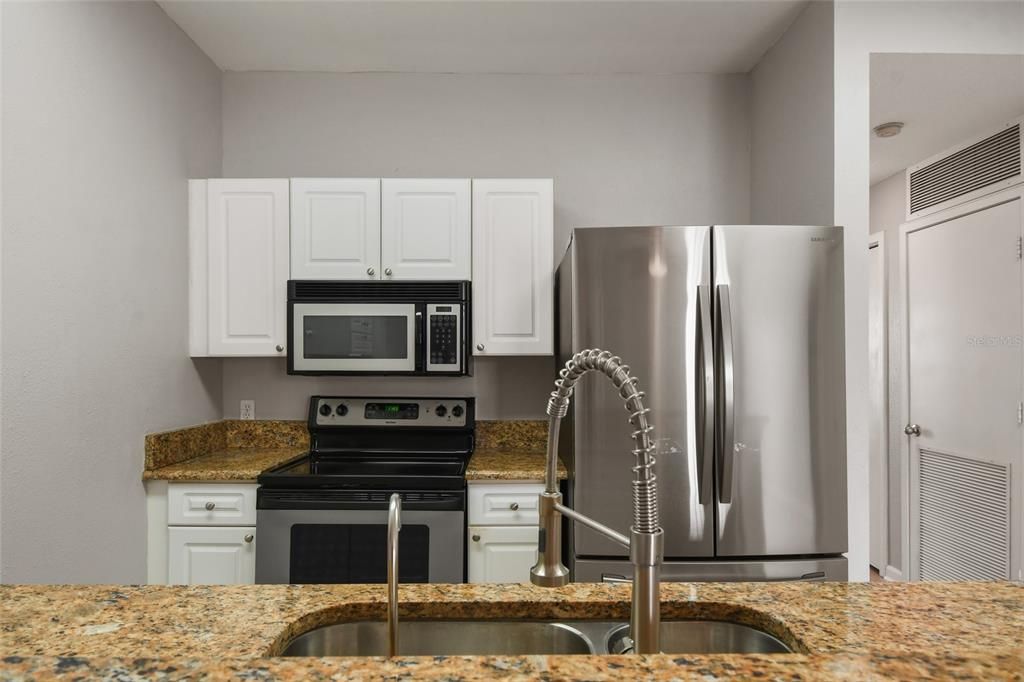 For Sale: $269,900 (1 beds, 1 baths, 640 Square Feet)