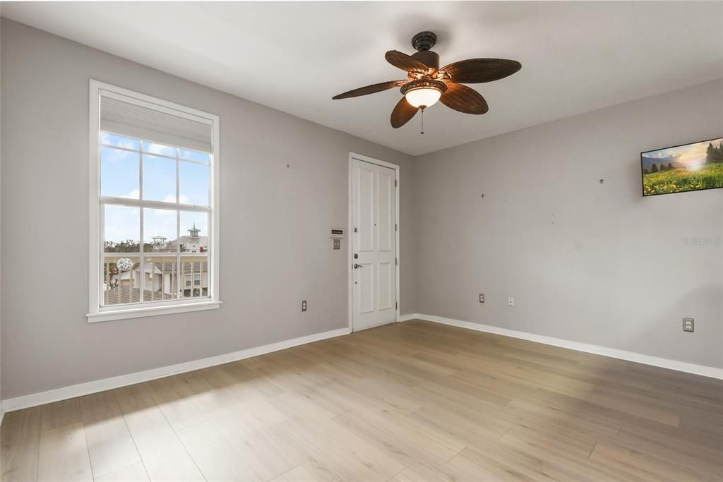 For Sale: $269,900 (1 beds, 1 baths, 640 Square Feet)