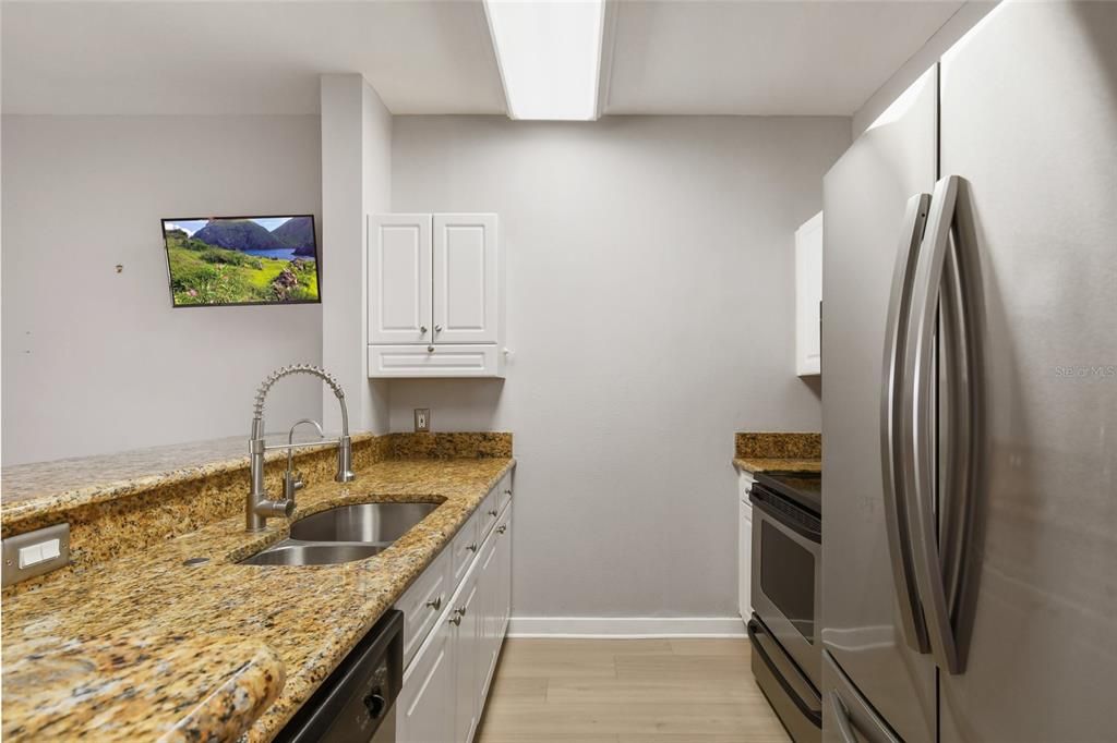 For Sale: $269,900 (1 beds, 1 baths, 640 Square Feet)