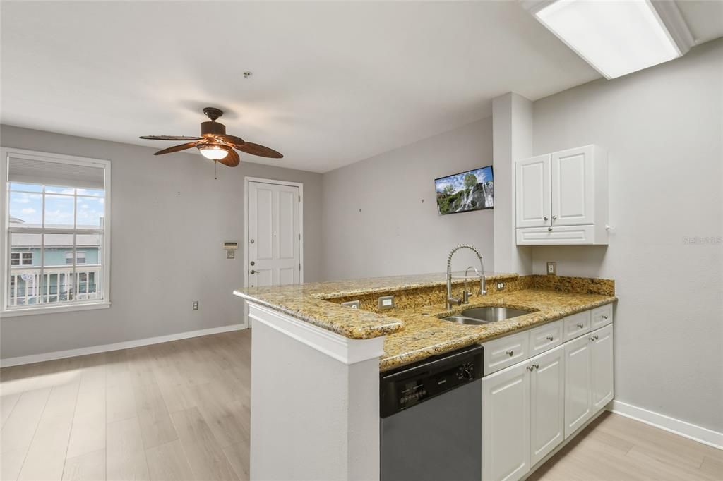 For Sale: $269,900 (1 beds, 1 baths, 640 Square Feet)