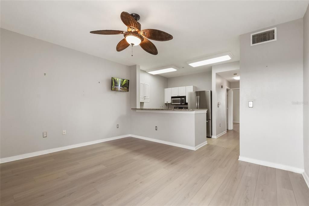 For Sale: $269,900 (1 beds, 1 baths, 640 Square Feet)