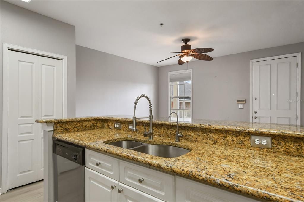 For Sale: $269,900 (1 beds, 1 baths, 640 Square Feet)