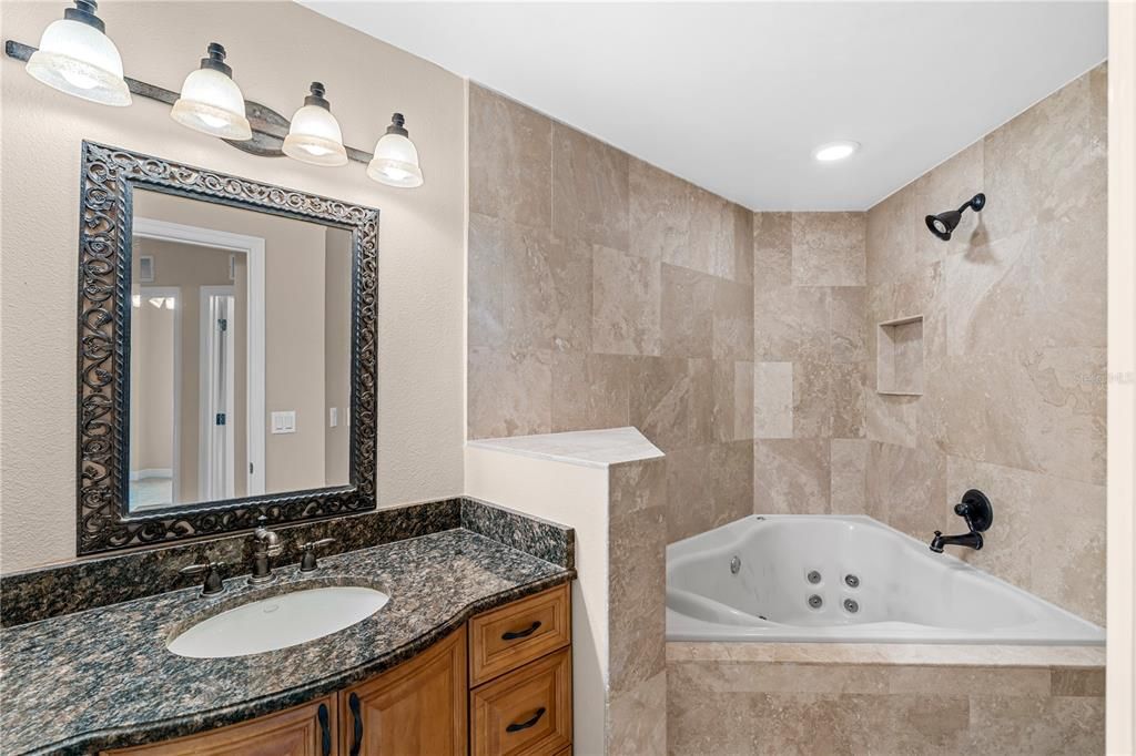 Activo con contrato: $1,395,000 (4 camas, 2 baños, 3442 Pies cuadrados)