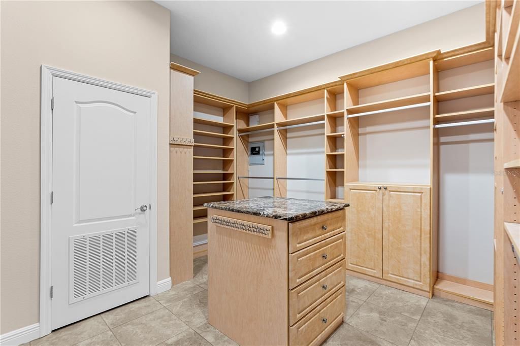 Activo con contrato: $1,395,000 (4 camas, 2 baños, 3442 Pies cuadrados)