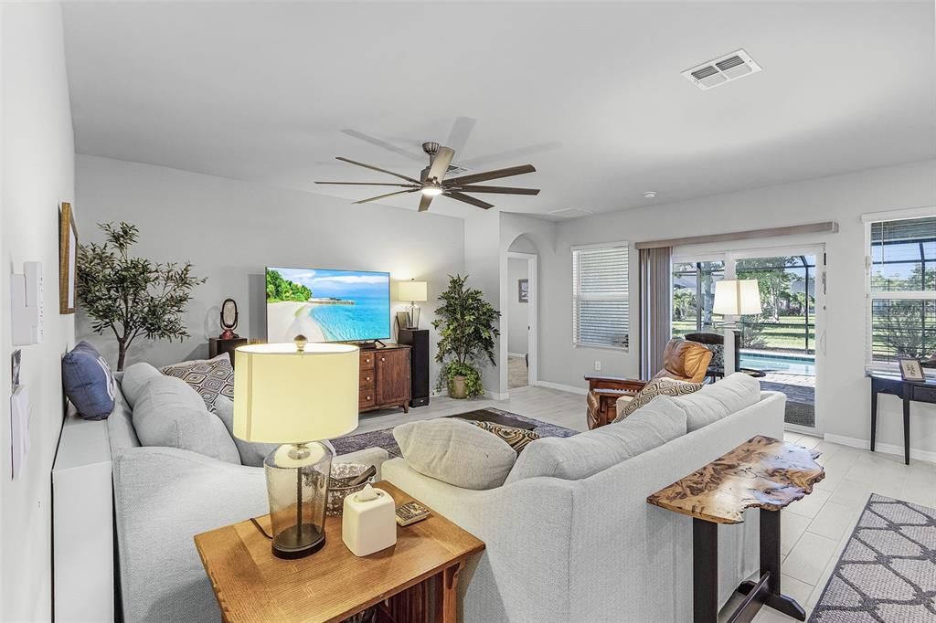 En Venta: $499,000 (4 camas, 3 baños, 2096 Pies cuadrados)