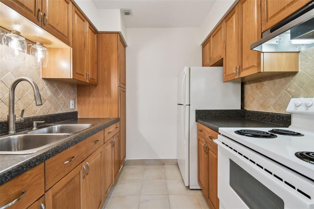 For Rent: $1,600 (2 beds, 1 baths, 765 Square Feet)