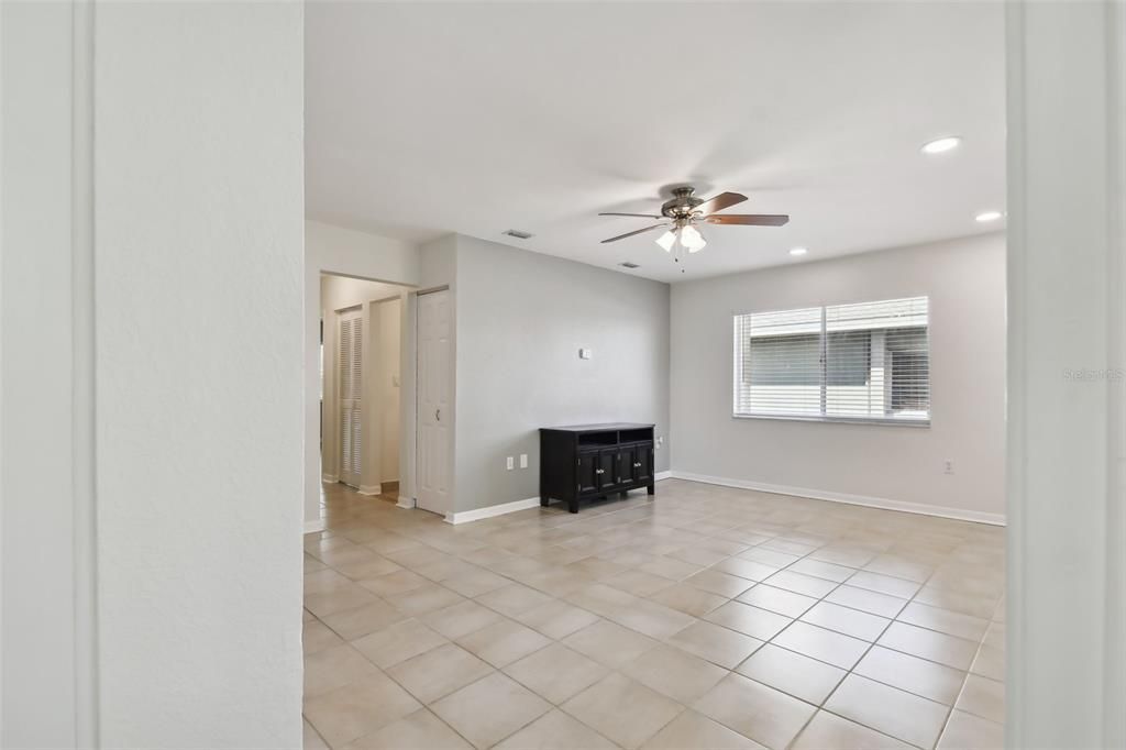 For Rent: $1,600 (2 beds, 1 baths, 765 Square Feet)