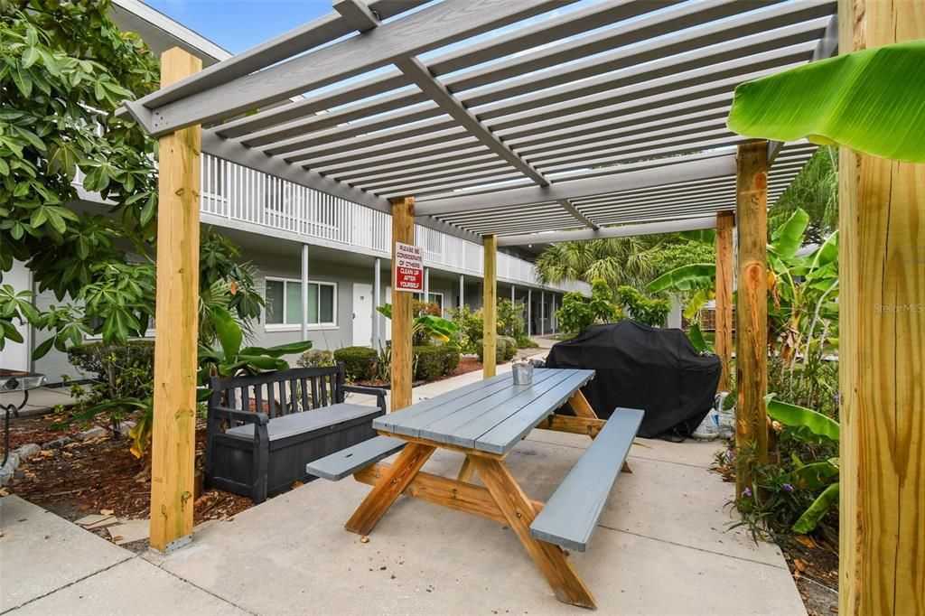 For Rent: $1,600 (2 beds, 1 baths, 765 Square Feet)