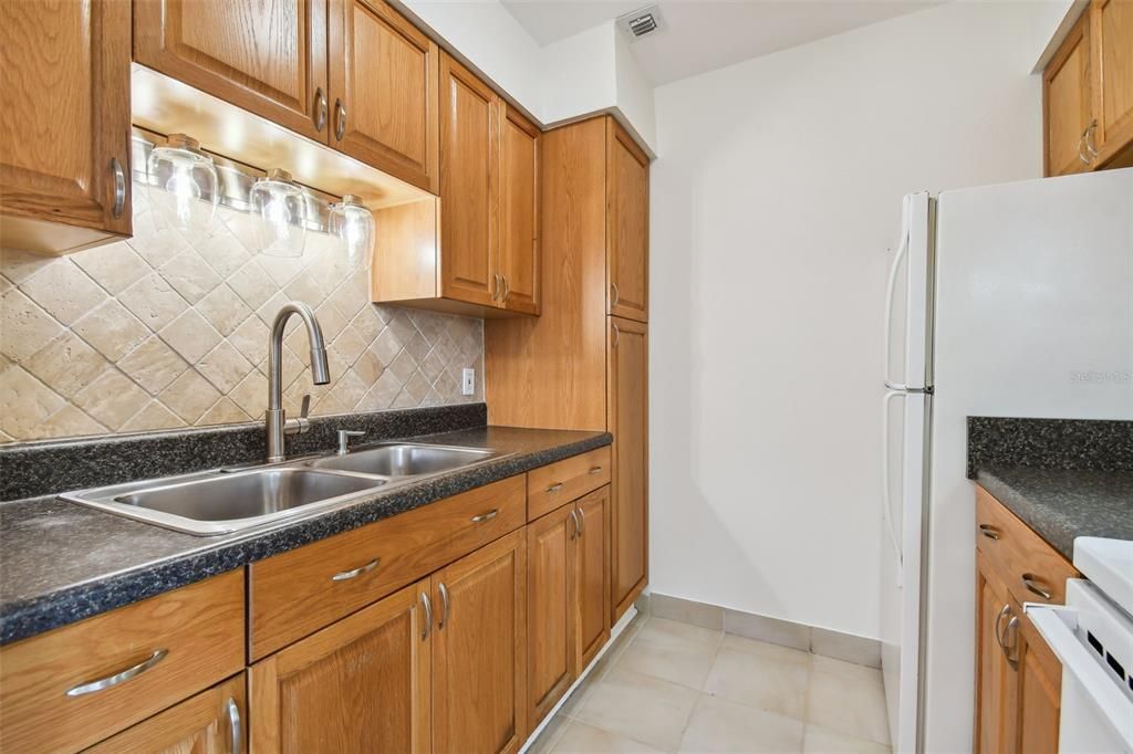 For Rent: $1,600 (2 beds, 1 baths, 765 Square Feet)
