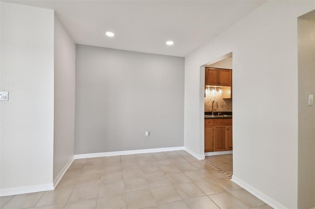 For Rent: $1,600 (2 beds, 1 baths, 765 Square Feet)