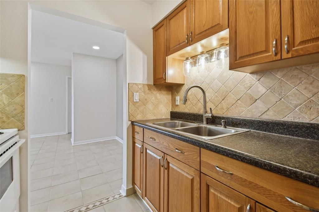 For Rent: $1,600 (2 beds, 1 baths, 765 Square Feet)