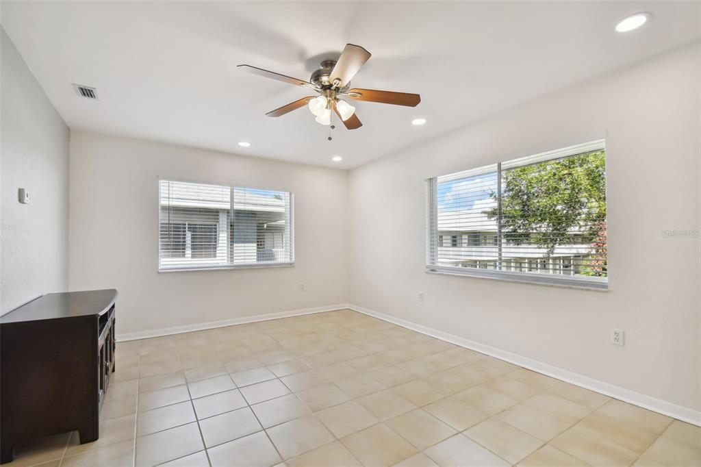 For Rent: $1,600 (2 beds, 1 baths, 765 Square Feet)