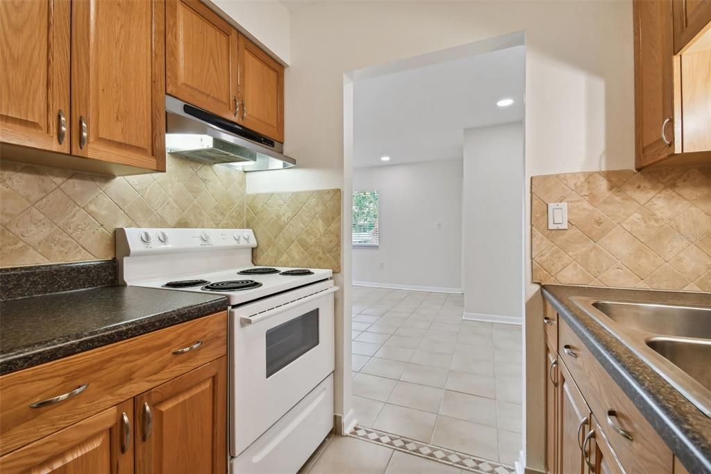 For Rent: $1,600 (2 beds, 1 baths, 765 Square Feet)