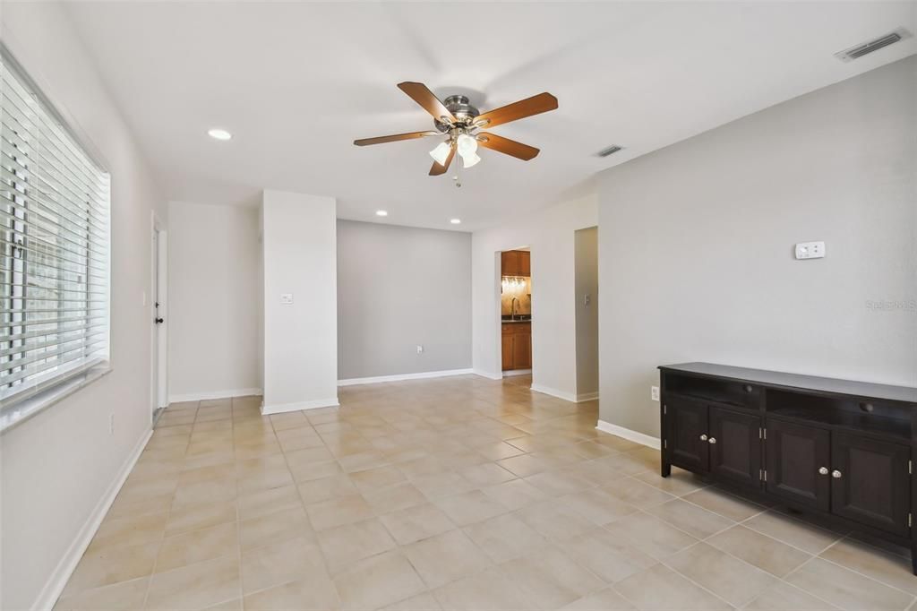 For Rent: $1,600 (2 beds, 1 baths, 765 Square Feet)