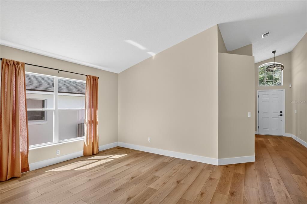 Под контрактом: $378,000 (3 спален, 2 ванн, 1696 Квадратных фут)