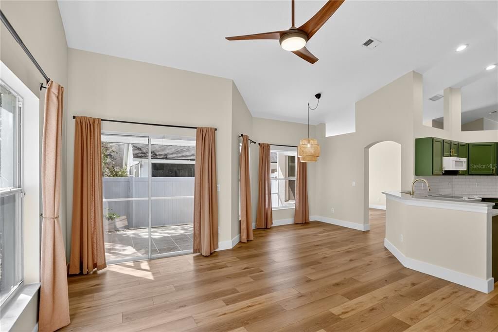 Под контрактом: $378,000 (3 спален, 2 ванн, 1696 Квадратных фут)