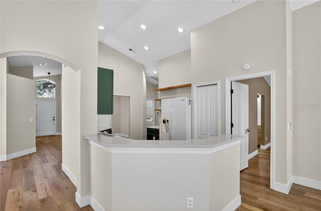 Под контрактом: $378,000 (3 спален, 2 ванн, 1696 Квадратных фут)