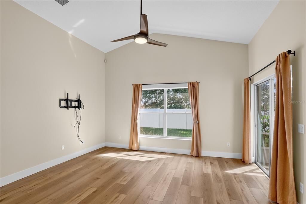 Под контрактом: $378,000 (3 спален, 2 ванн, 1696 Квадратных фут)