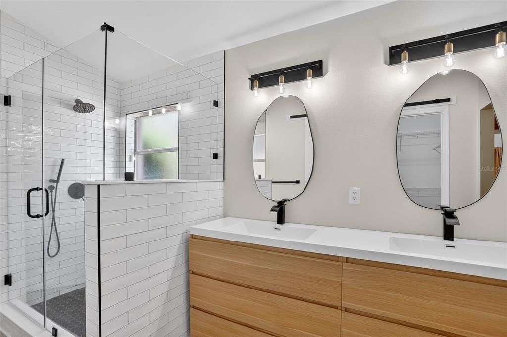 Под контрактом: $378,000 (3 спален, 2 ванн, 1696 Квадратных фут)