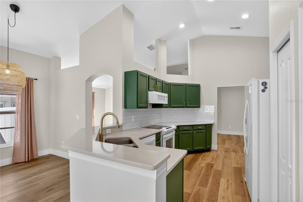 Под контрактом: $378,000 (3 спален, 2 ванн, 1696 Квадратных фут)