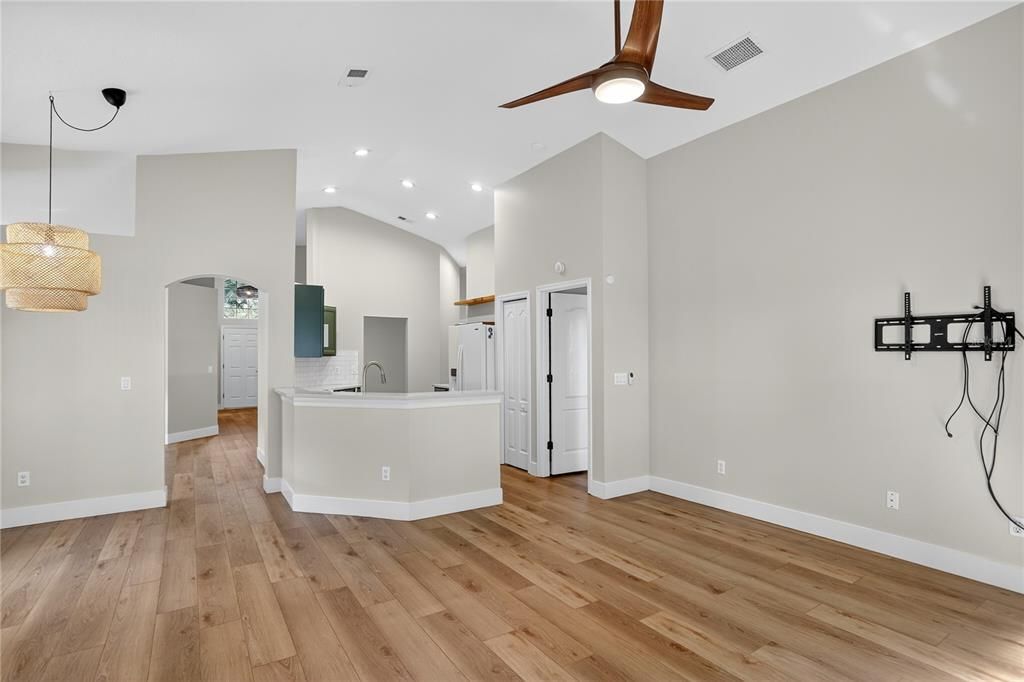 Под контрактом: $378,000 (3 спален, 2 ванн, 1696 Квадратных фут)